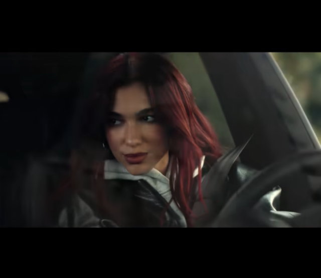 Dua Lipa estrela comercial da Porsche