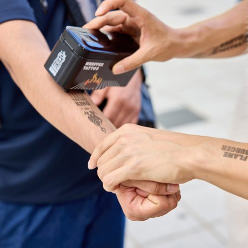 Burger King distribui tatuagens