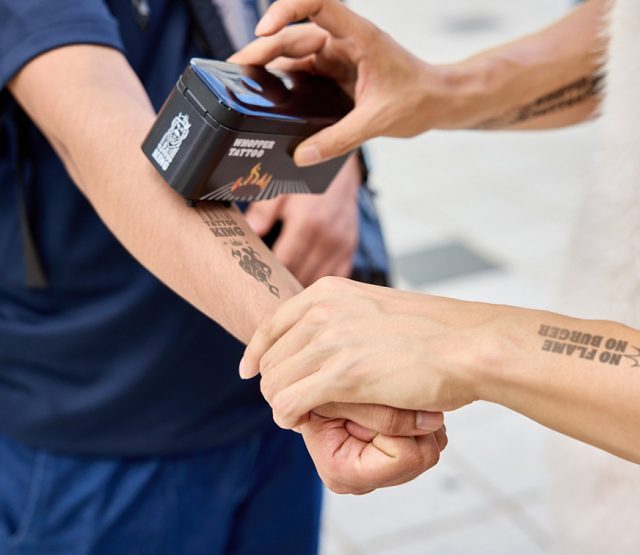 Burger King distribui tatuagens