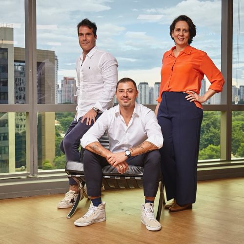 Danilo Basso e Celso Ribeiro, fundadores da BR Media Group, e Gabriela Onofre, CEO do Publicis Groupe