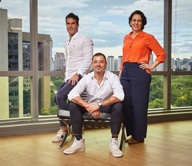 Danilo Basso e Celso Ribeiro, fundadores da BR Media Group, e Gabriela Onofre, CEO do Publicis Groupe